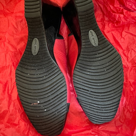 Anne Klein 8.5M Red and Black Wedge - Picture 8 of 11